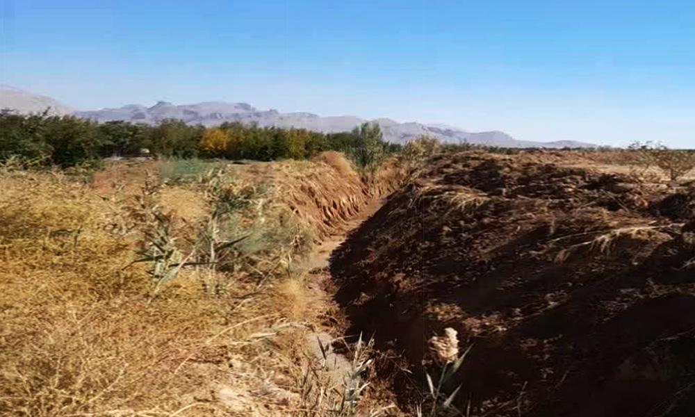 لایروبی 1000 متر از رودخانه مجاور روستای شرق اباد شهرستان ارسنجان